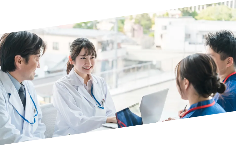 打ち合わせをする社員たち