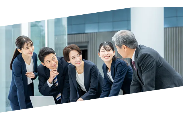 打ち合わせをする社員たち