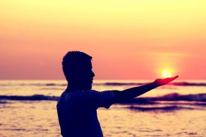 sun-in-hand-693382_640