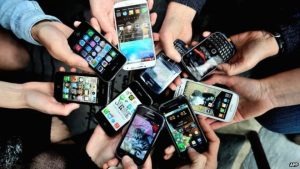 _77782703_smartphonesmanyafp